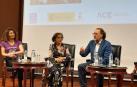 La responsable del Club de Lectura de la UPNA, Begoña Espoz (en el centro de la foto), en una de las dos mesas redondas en las que participó
