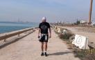 El vecino de Tudela Gabe Abrahams, durante su caminata a lo largo de la costa barcelonesa