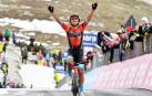 Brazos al cielo de Santiago Buitrago para celebrar el triunfo en la etapa reina del Giro de Italia 2023