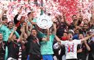 Los capitanes Thomas Mueller y Manuel Neuer del Bayern Munich celebran con el trofeo y sus compañeros el título de la Bundesliga