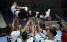 Los jugadores de Helvetia Anaitasuna mantean a Chocarro, que deja el club y se retira del balonmano