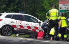 La Guardia Civil auxiliando a un motorista que ha sufrido una caída en el puerto de Otsondo
