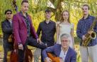 En primer plano, el poeta Javier Asiáin (izq.) y el guitarrista Pedro Planillo. Detrás: Jorge Sánchez (contrabajo), Dani Domínguez (batería y percusiones), Maia Catalán (cantante) y Adrián A. Buenaga (saxofón).