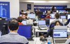 Varias personas trabajan en la sede de Hiberus