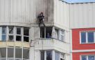Trabajadores reparan un edificio residencial dañado tras el primer ataque con drones sufrido por Moscú