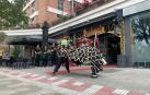 Según la tradición china, para dar suerte a los negocios el león debe comerse una lechuga y así se ha representado en las puertas del establecimiento del barrio de San Juan