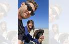 Laura González, con su marido Colin Allen y su perro Thai, en la playa.