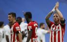 Iker Muniain aplaude al público del Santiago Bernabéu