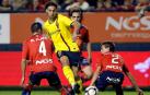 Zlatan Ibrahimovic frente a Miguel Flaño y César Azpilicueta en El Sadar