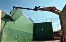 El Ayuntamiento de Tudela ha iniciado este lunes el derribo parcial del frontón del complejo deportivo municipal Ribotas Ebro. Esta demolición, con un coste de 21.000 euros, está siendo realizada por la empresa ATE Compactados.