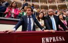 Martínez-Almeida, junto a su novia, Teresa Urquijo, este domingo en Las Ventas
