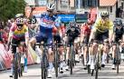 Julian Alaphilippe celebra la victoria tras imponerse en la segunda etapa