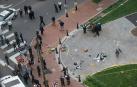Agentes de polícia investigan en el lugar de los hechos después de que un hombre aramado abriera fuego durante una ceremonía de graduación en Richmond, Virginia, EE.UU