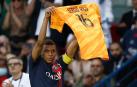 Mbappé muestra una camiseta de apoyo a Sergio Rico durante el último encuentro del PSG