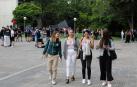 Cuatro jóvenes caminan en la UPNA en la primera jornada de exámenes de esta EvAU. Son mayoría tanto en la Selectividad como en la universidad