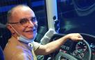 Enrique Pritsch posa al volante tras conducir varios kilómetros hasta el área de servicio de Valcarce
