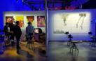 Unas personas juegan frente a un monitor en la sala donde los concursantes de las categorías de videojuegos y realidad virtual inmersiva del Festival de Tribeca presentan sus trabajos