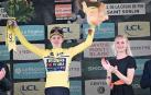 Jonas Vingegaard, de amarillo en el podio del Dauphiné este sábado