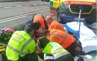 Efectivos sanitarios y de la Guardia Civil atienden el accidente