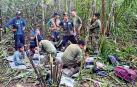Fotografía cedida por las Fuerzas Militares de Colombia que muestra a soldados e indígenas atendiendo a los niños rescatados tras 40 días en la selva, en Guaviare