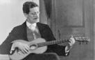 James Joyce toca la guitarra en una foto tomada en Triestre