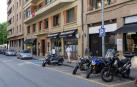 Plazas de motos y de movilidad reducida junto a tres establecimientos de hostelería de la calle García Castañón