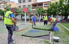 Operarios trabajan en el parque infantil del paseo de Invierno