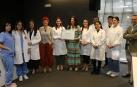 Eva Jorver García (quinta por la izquierda), entre Santos Induráin y Rita Casas (Roche Farma) con parte del grupo de Cardiología Traslacional de Navarrabiomed