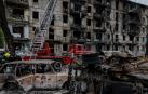 Los equipos de rescate trabajan en un edificio residencial gravemente dañado por un ataque con misiles rusos en Krivói Rog, ciudad de origen de Zelenski