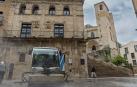 Un momento de la limpieza viaria realizada estos días en el barrio monumental de Estella
