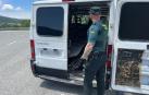 La Guardia Civil detuvo el vehículo y pudo recuperar lo robado gracias a la colaboración de un policía foral fuera de servicio que dio aviso al ver que una furgoneta con exceso de peso salía de una pista que conducía a las obras en Escó