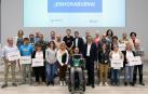 Representantes de las diez entidades sociales, junto a sus padrinos, recibieron sus cheques de manos del presidente de Volkswagen Navarra, Michael Hobusch, y de Patricia Pérez, representante del comité de empresa