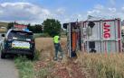 Un camión se sale de la vía y vuelca en la NA-129 en Estella