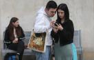 Dos alumnos que han realizado la EvAU consultan el móvil en la UPNA