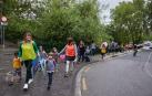Los escolares salen de Corralillos por el puente de Curtidores en dirección al colegio