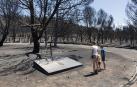 Vecinos de Valtierra, visitando el 19 de junio del año pasado las zonas quemadas en el cementerio de la localidad