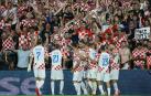 Los jugadores croatas celebran con su afición uno de los cinco goles a los Países Bajos
