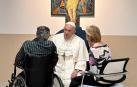 El papa Francisco conversa con un paciente y una acompañante mientras visita este jueves el departamento de oncología y neurocirugia pedriática del hospital Gemelli de Roma