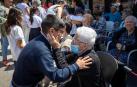 Fotos de la concentración por el buen trato a las personas mayores en Burlada./