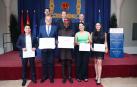 De izda. a dcha., fila trasera: Juan Bautista Cartes; el rector, Ramón Gonzalo; y Joaquín Mencos. Fila delantera, de izda. a dcha.: Jeovanny Encalada (premiado), el rector de la UAB, Javier Lafuente Sancho; Philip Obaji (premiado); Sara Casanellas y Susana Hadzhieva (premiadas)