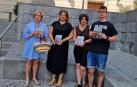 De izda. a dcha., Ascen Láinez (Paloteado), y Laura Martínez, Amaya Oiz y Hugo Echeverría, de la Comisión de Fiestas de San Juan.