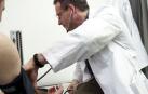 Un médico atiende a un paciente