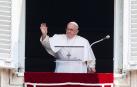 El papa Francisco ha reaparecido este domingo para presidir el rezo del Ángelus