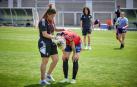 Mai Garde consuela a Josune Urdaniz, tras la eliminación de Osasuna en el playoff
