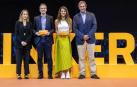 Los docentes Diego San Martín (Miravalles-El Redín) y Carmen Abián (Centro La Ribera), con los premios