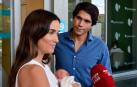 María Pombo, con su hija y su marido a la salida del hospital