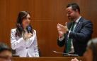 La diputada de VOX Marta Fernández, es aplaudida por su compañero de partido David Arranz tras ser nombrada Presidenta de las Cortes durante el pleno de constitución del parlamento aragónes, este viernes