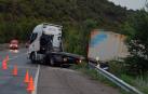 Camión que se salió de la vía en la carretera NA-134 y cuyo conductor fue denunciado