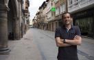 El nuevo alcalde de Sangüesa, Javier Solozábal Amorena, posa en la calle Mayor, junto al consistorio