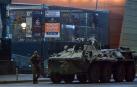 Militares rusos bloquean una calle en el centro de Rostov después de que una compañía  del Grupo Wagner haya ocupado el edificio del cuartel general del Distrito Militar del Sur